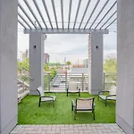 Comfy 2Bd Dt - Balcony, Gym, W-D, Parking - Sleeps 8