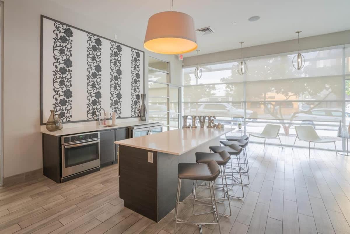 Comfy 2bd Dt - Balcony, Gym, W-d, Parking - Sleeps 8 *