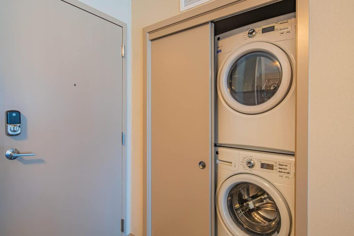 Comfy 2bd Dt - Balcony, Gym, W-d, Parking - Sleeps 8 Phoenix