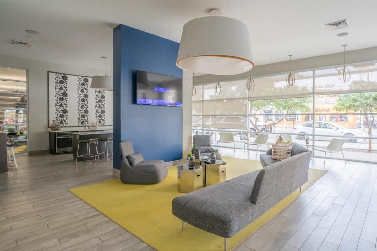 Apartment Comfy 2bd Dt - Balcony, Gym, W-d, Parking - Sleeps 8