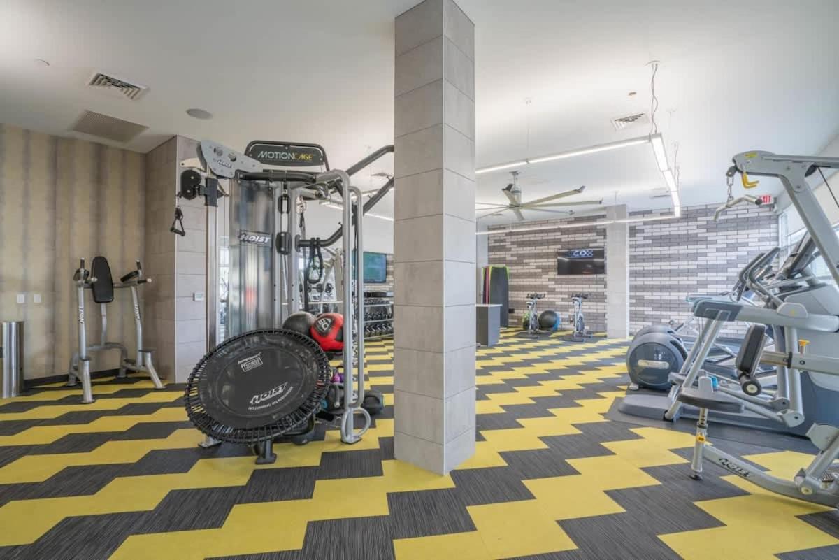 Comfy 2bd Dt - Balcony, Gym, W-d, Parking - Sleeps 8 *