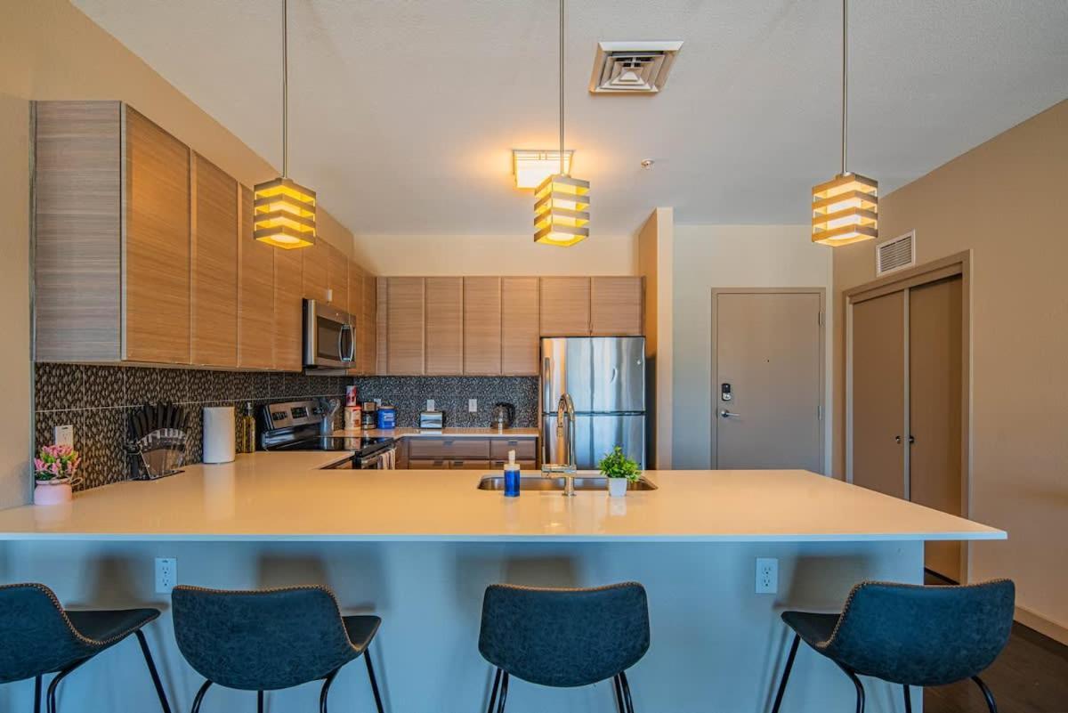 Comfy 2bd Dt - Balcony, Gym, W-d, Parking - Sleeps 8