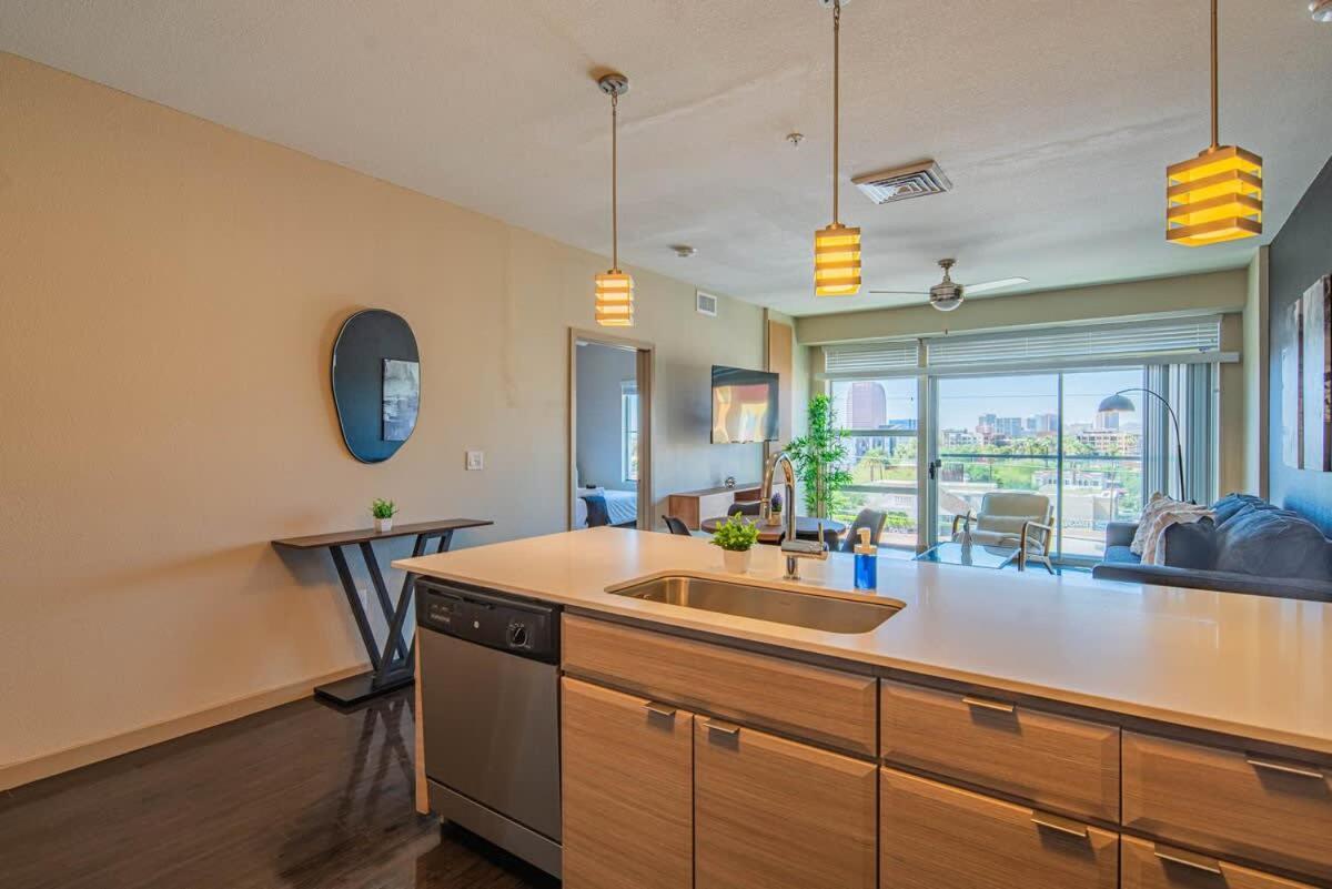 Comfy 2bd Dt - Balcony, Gym, W-d, Parking - Sleeps 8 Apartment