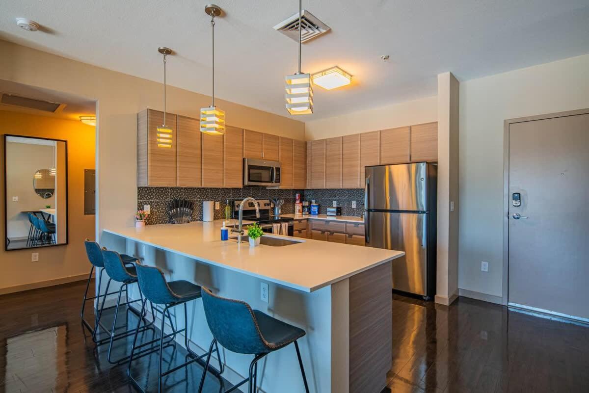 Comfy 2bd Dt - Balcony, Gym, W-d, Parking - Sleeps 8 *