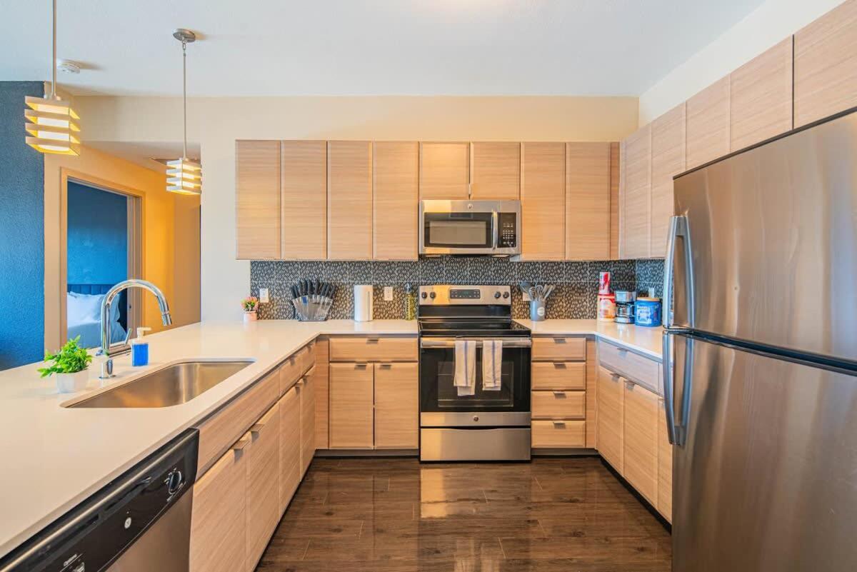 Comfy 2bd Dt - Balcony, Gym, W-d, Parking - Sleeps 8 * Phoenix