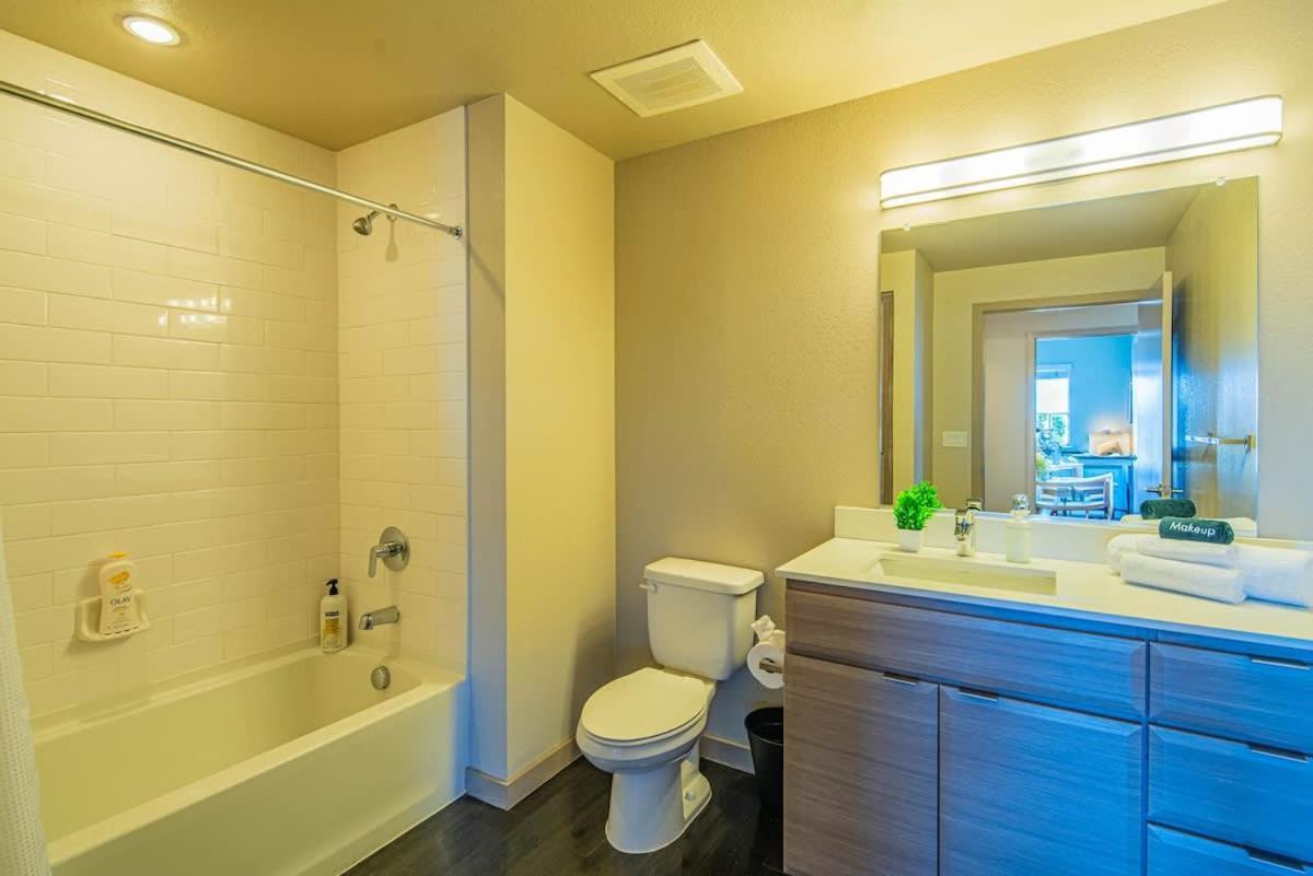 Comfy 2bd Dt - Balcony, Gym, W-d, Parking - Sleeps 8 Phoenix