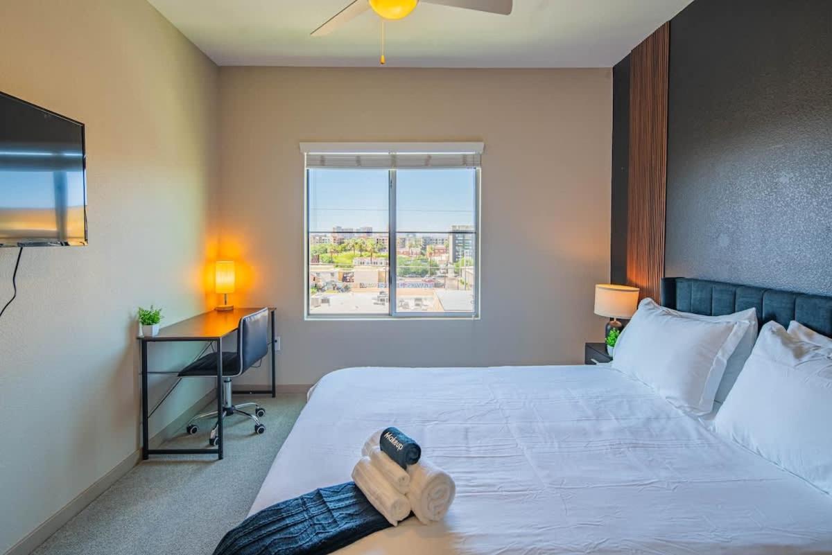 Comfy 2bd Dt - Balcony, Gym, W-d, Parking - Sleeps 8 Apartment Phoenix