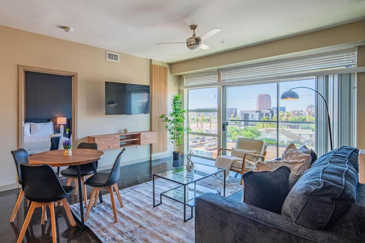 Comfy 2bd Dt - Balcony, Gym, W-d, Parking - Sleeps 8